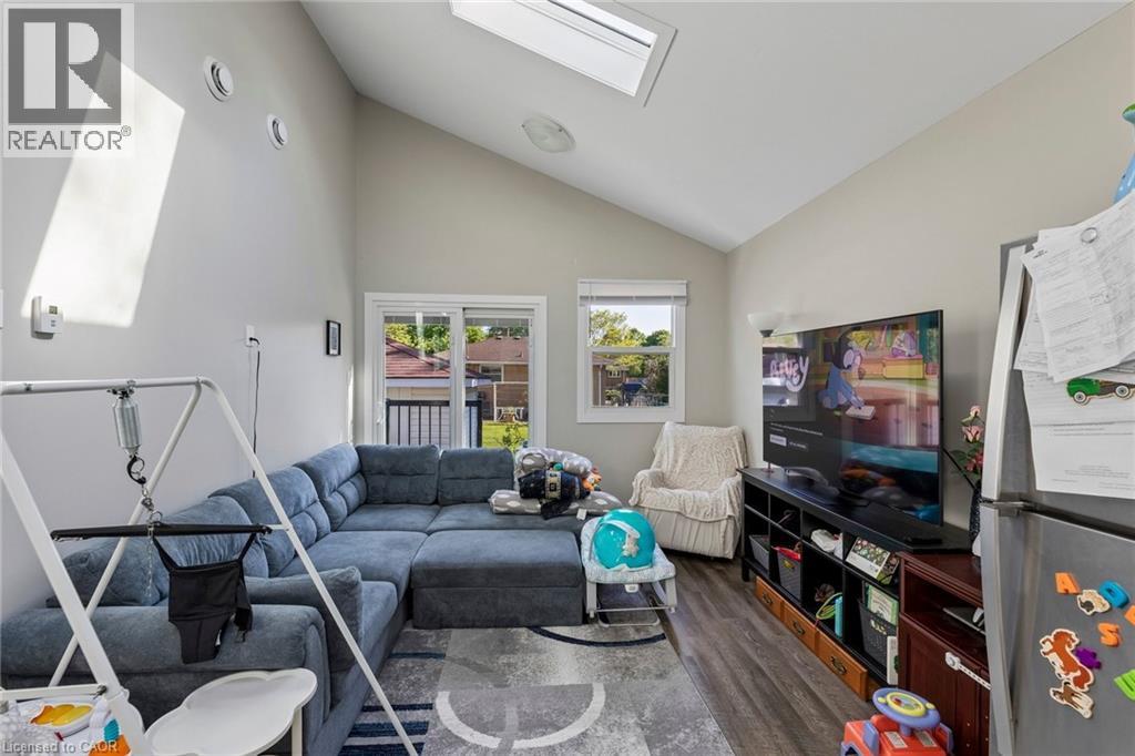 158 LAURENTIAN Drive N