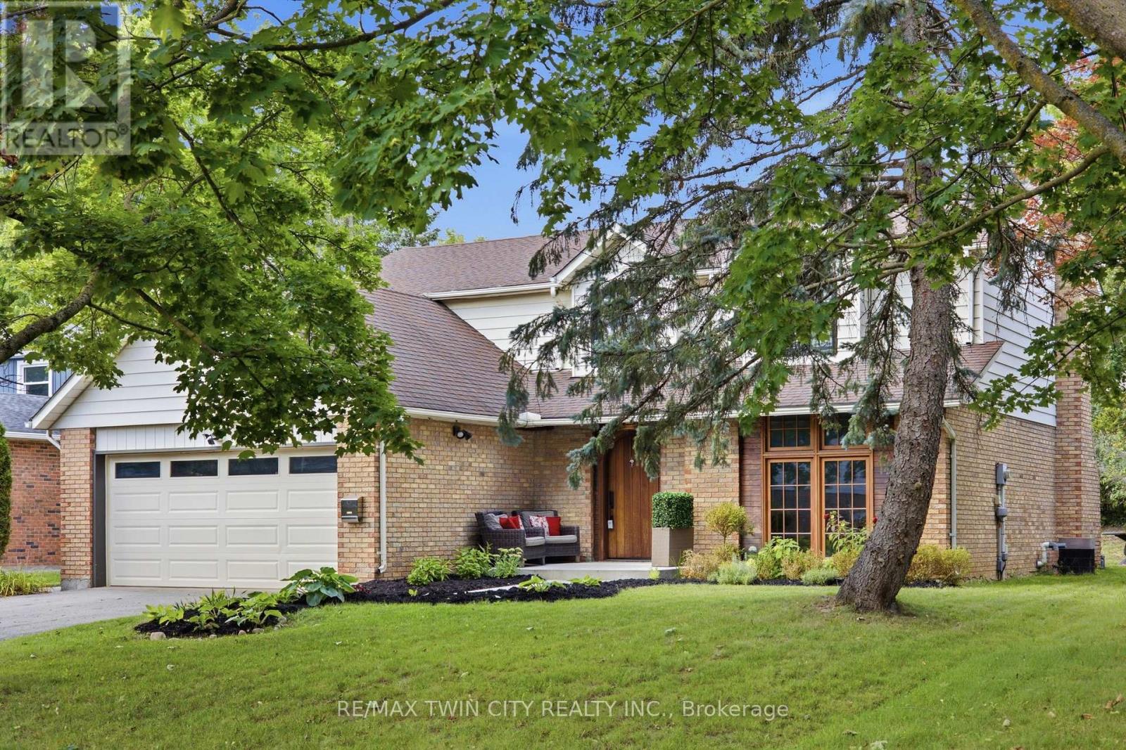 416 CLAIRBROOK CRESCENT