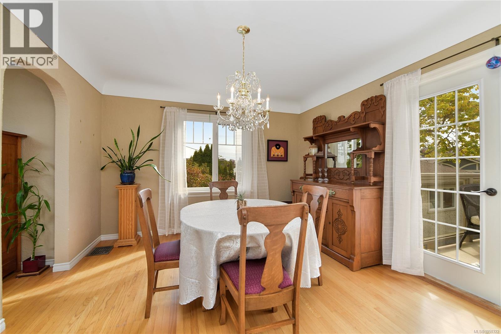 2585 Dufferin Ave