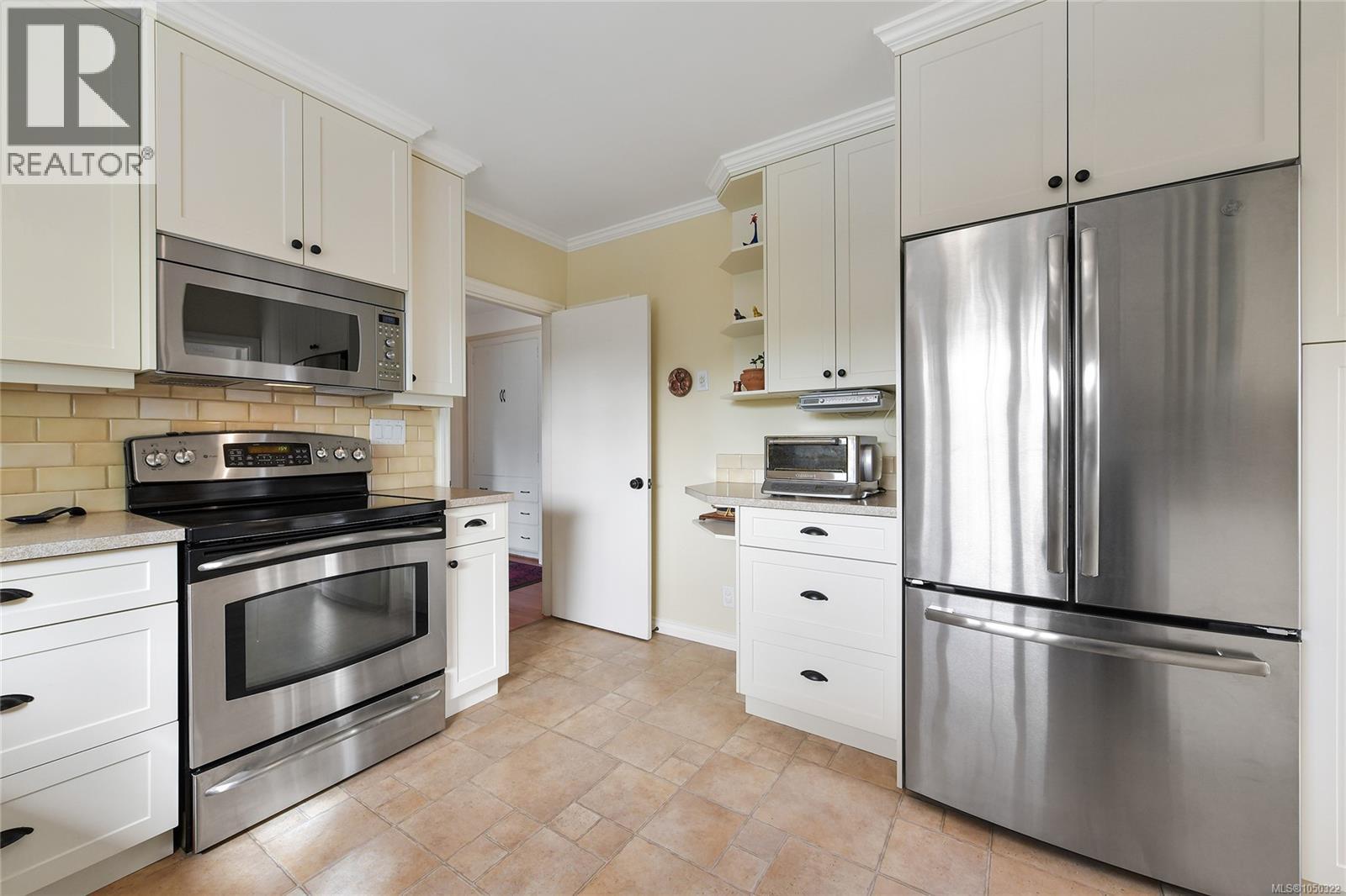 2585 Dufferin Ave