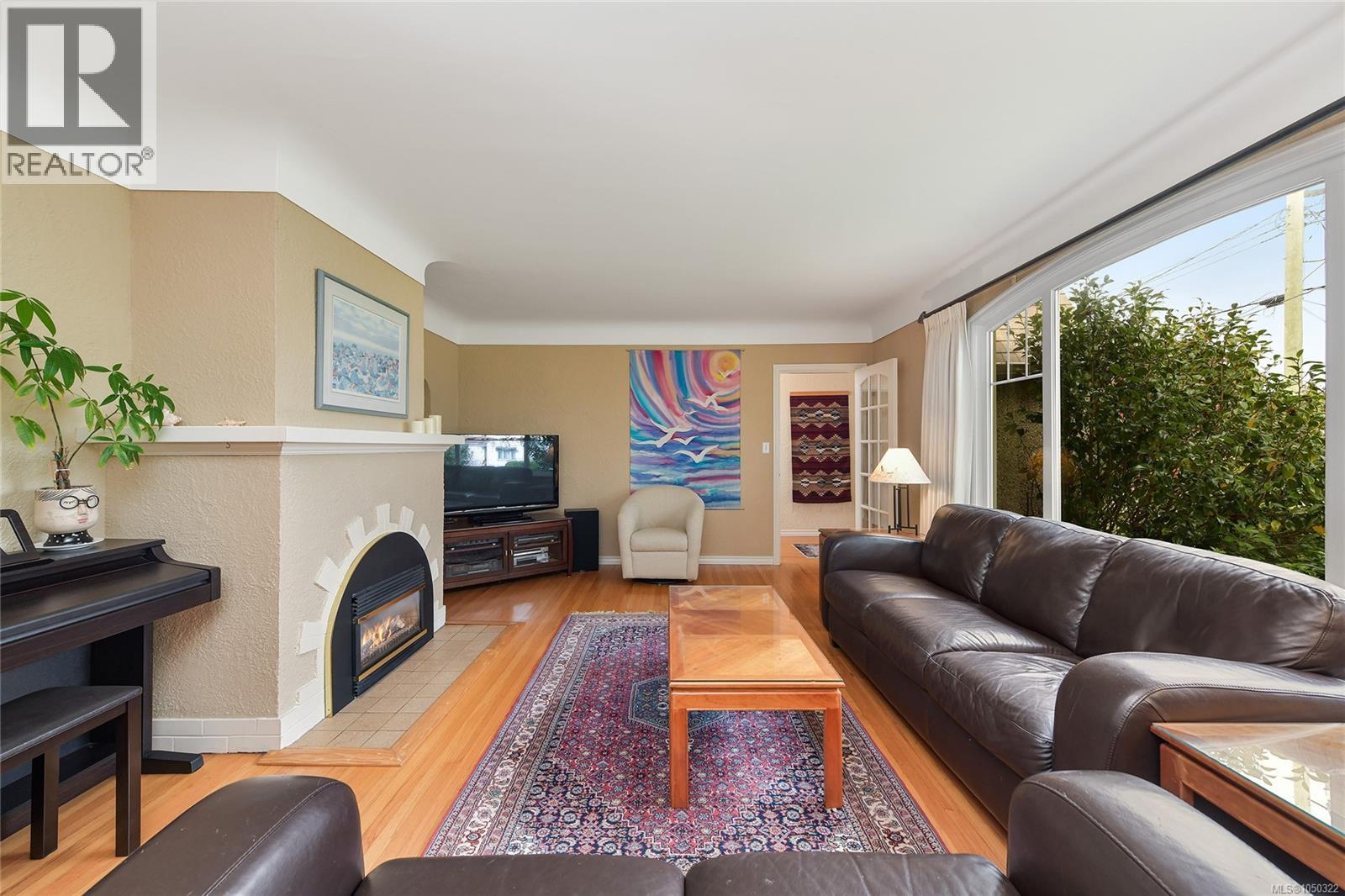 2585 Dufferin Ave