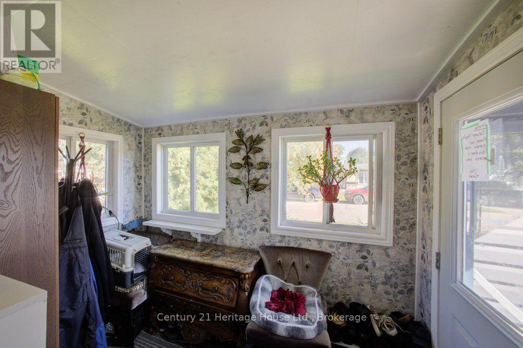 52 FAIRVIEW CRESCENT
