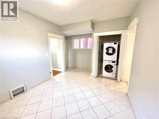 2 - 58 St Matthews Ave, Hamilton, ON 4