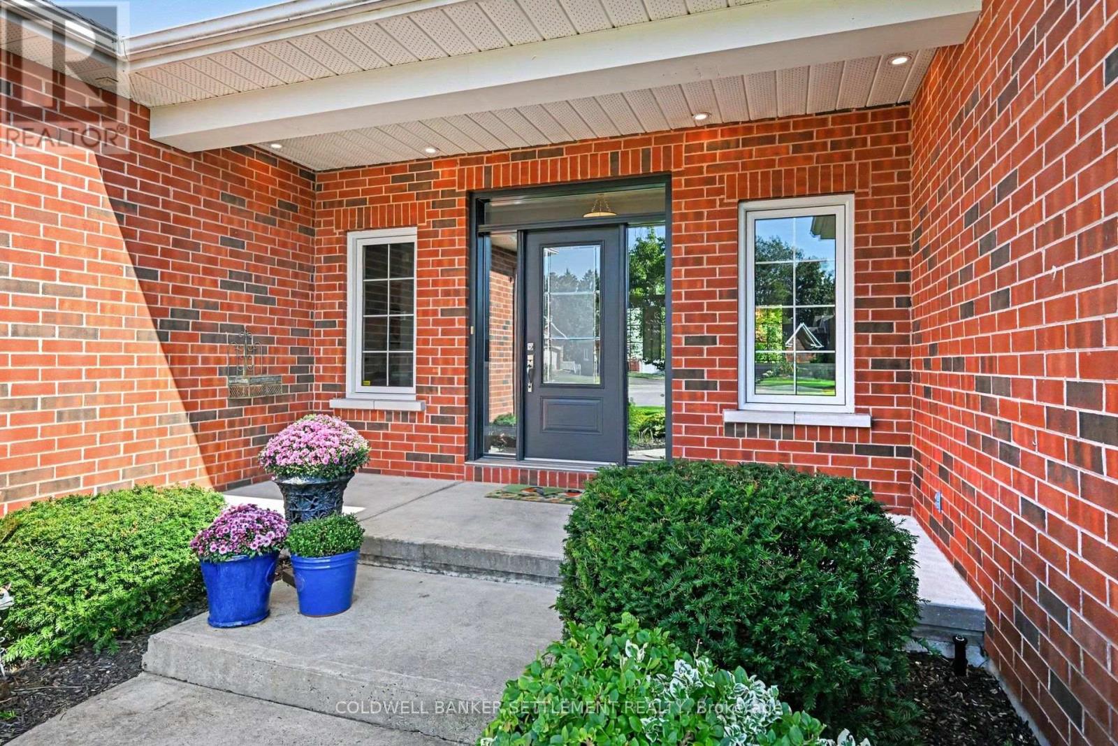 8 TAGGART CRESCENT