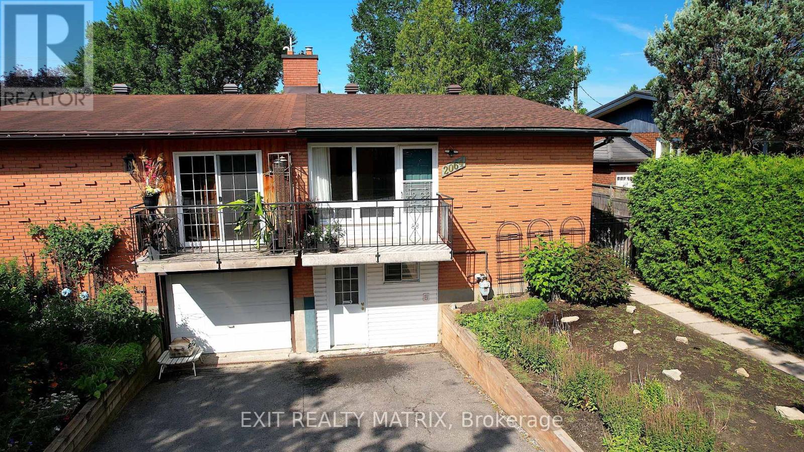 2064 ST LAURENT BOULEVARD - Photo 2