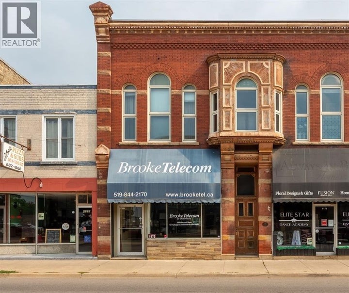 Photo 1 of 12 — 4172 PETROLIA LINE, Petrolia, ON N0N 1R0