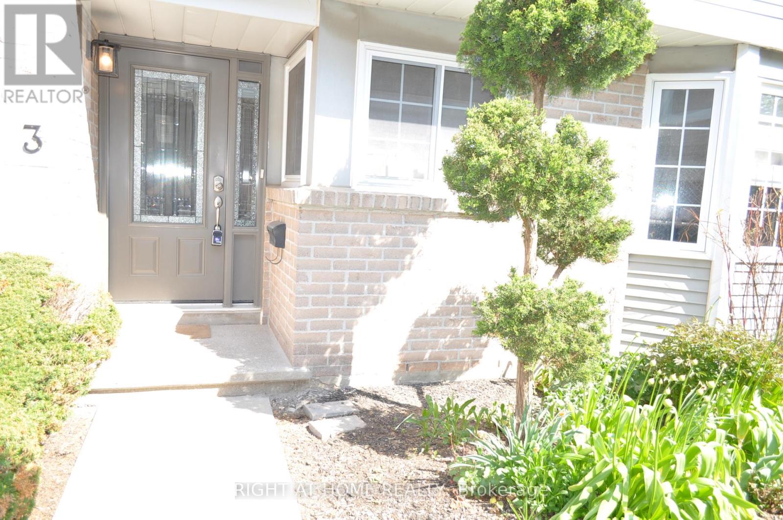 3 - 104 WOODLAWN ROAD E