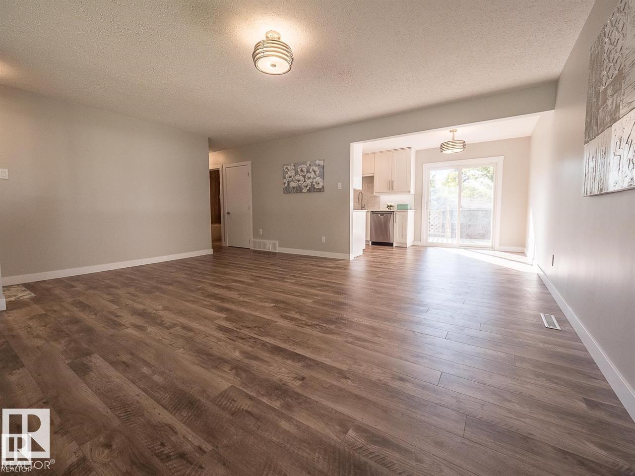 6 GREENVIEW CR