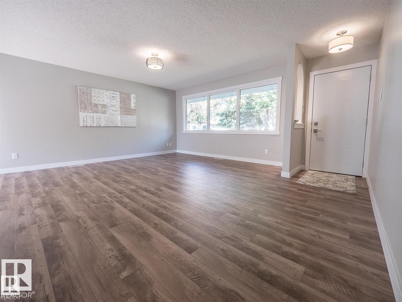 6 GREENVIEW CR