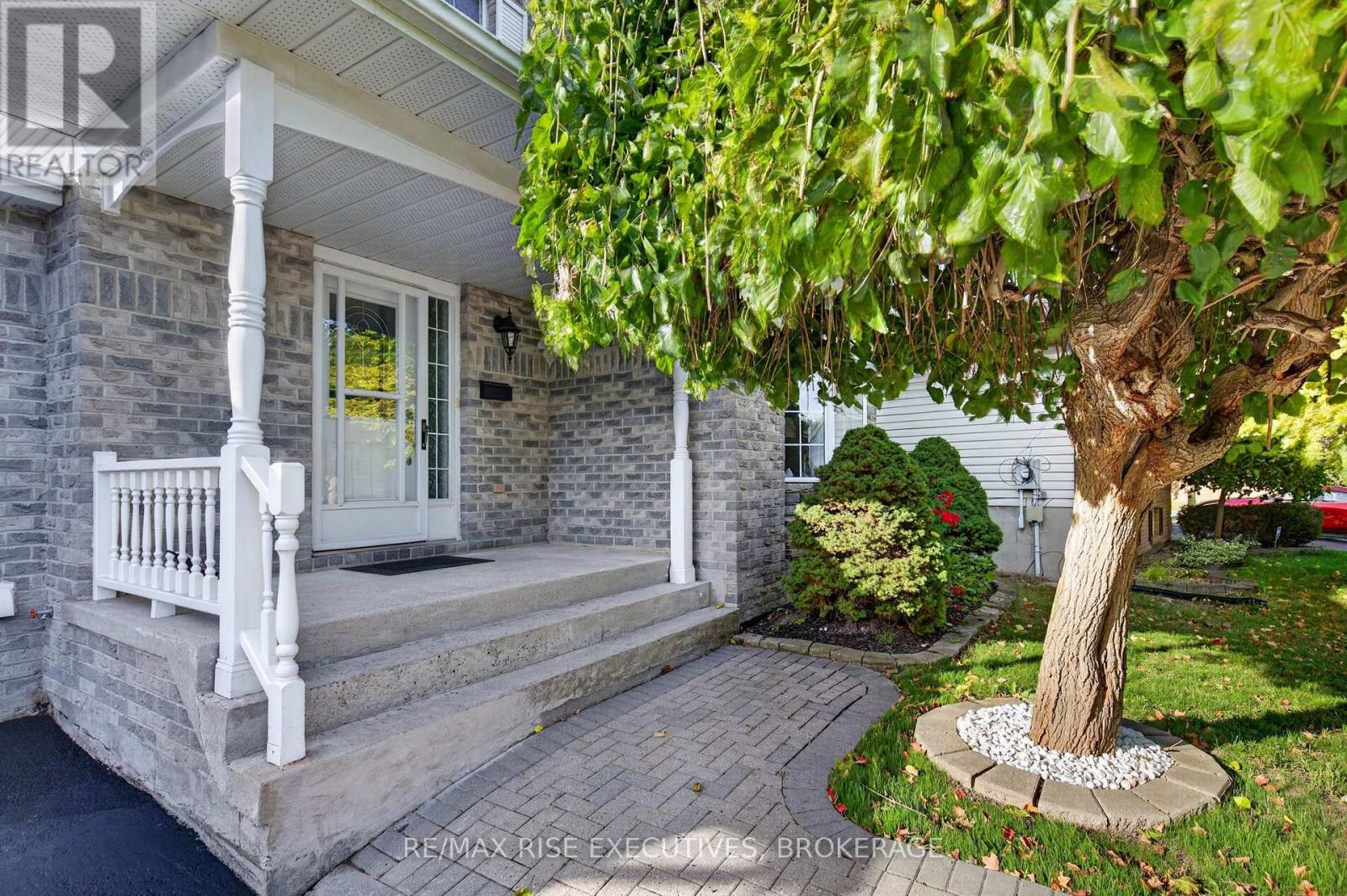 947 PRESTWICK CRESCENT