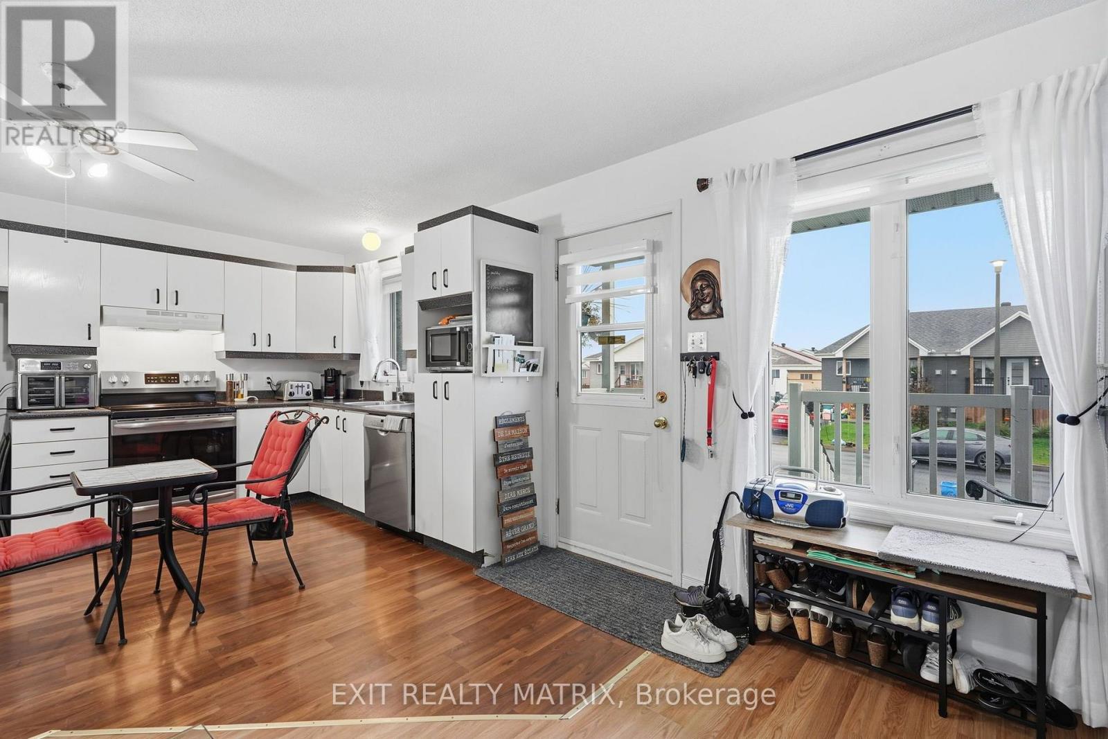 1021 JACYNTHE STREET - Photo 4