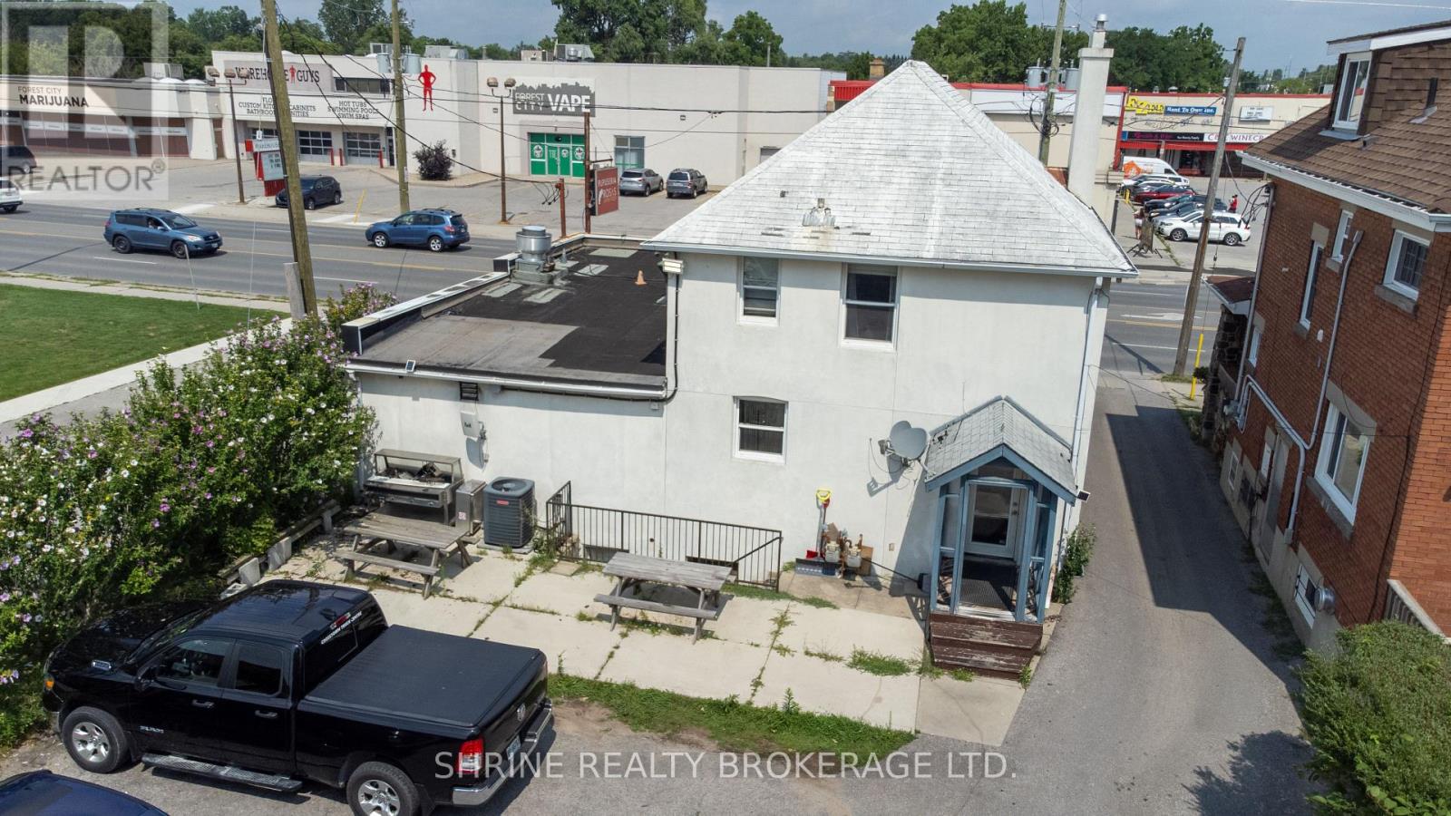 1487 DUNDAS STREET