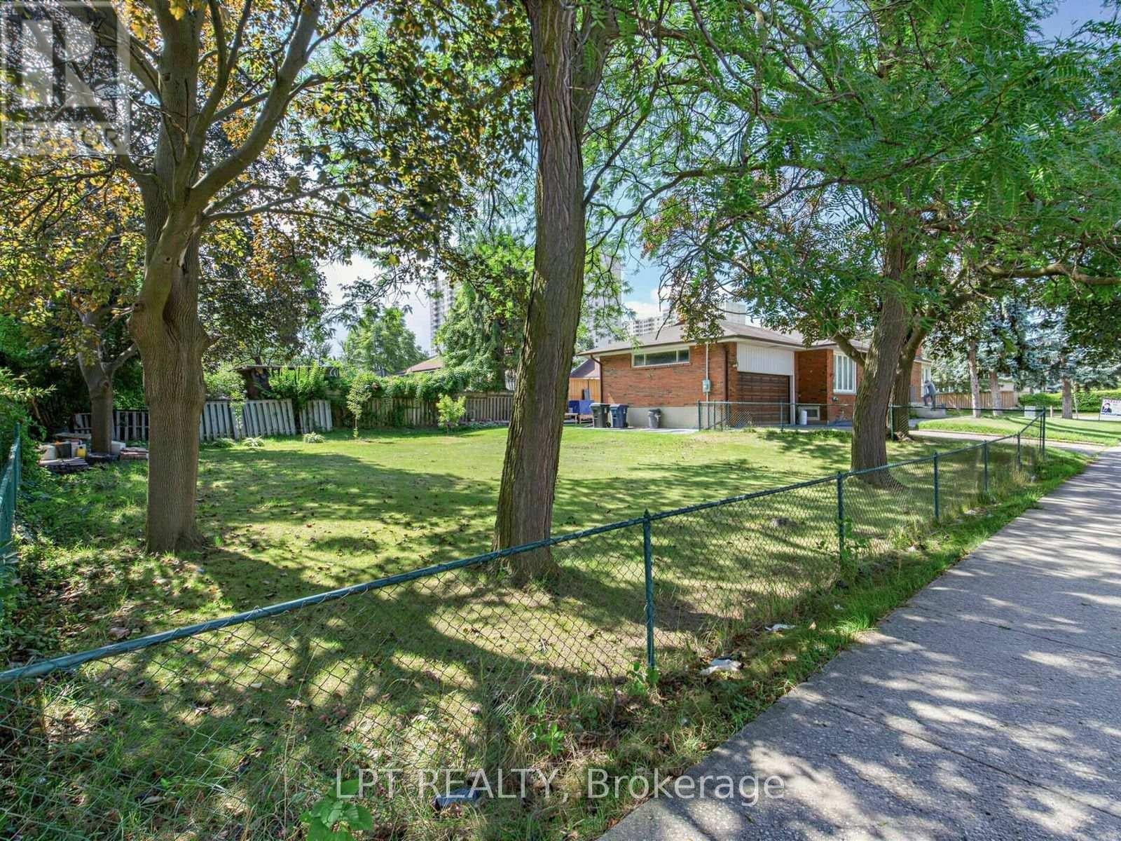 27 KINGSVIEW BOULEVARD