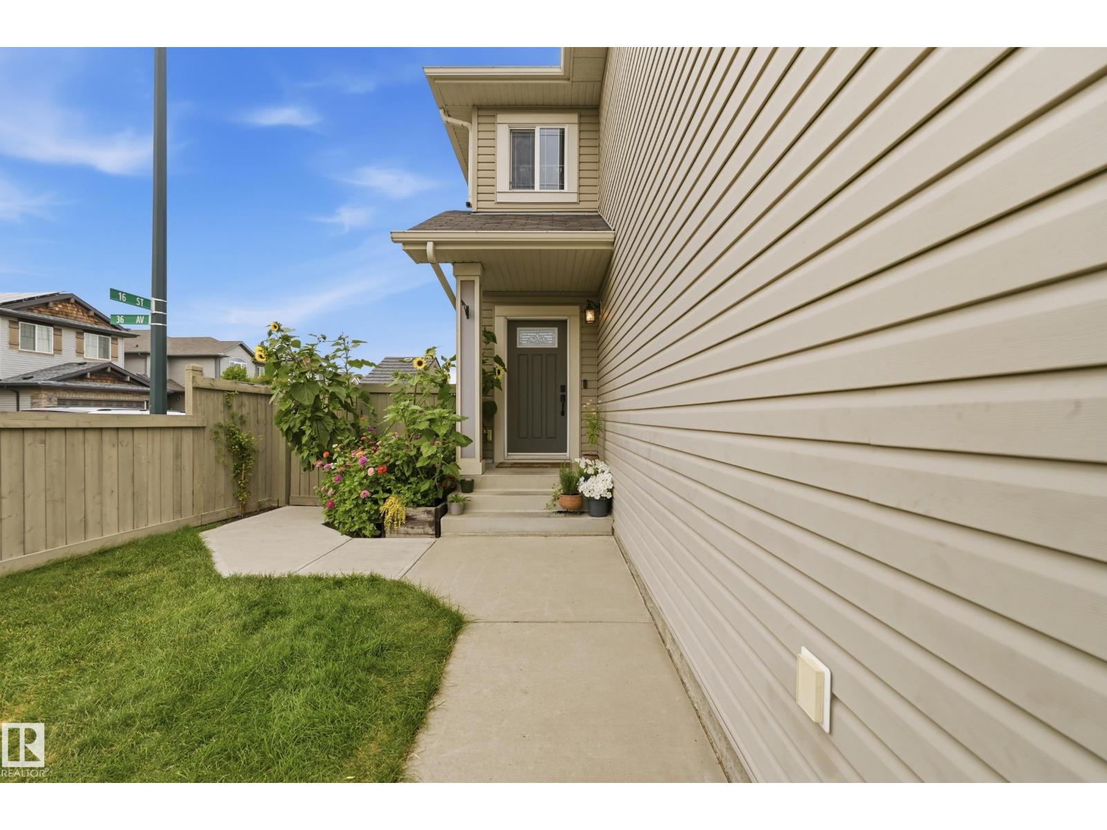1564 36 AV NW
