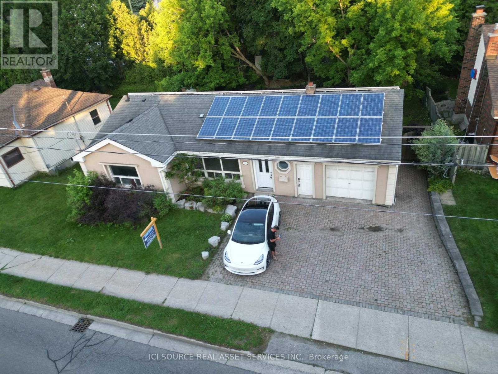 52 SPEEDVALE AVENUE W