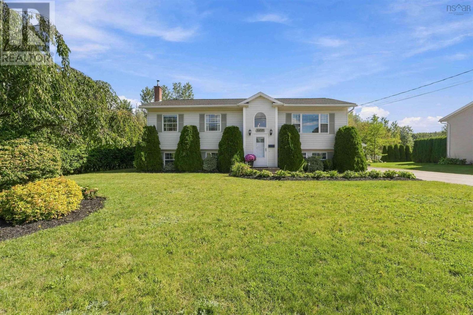 1027 Club Crescent - Photo 3
