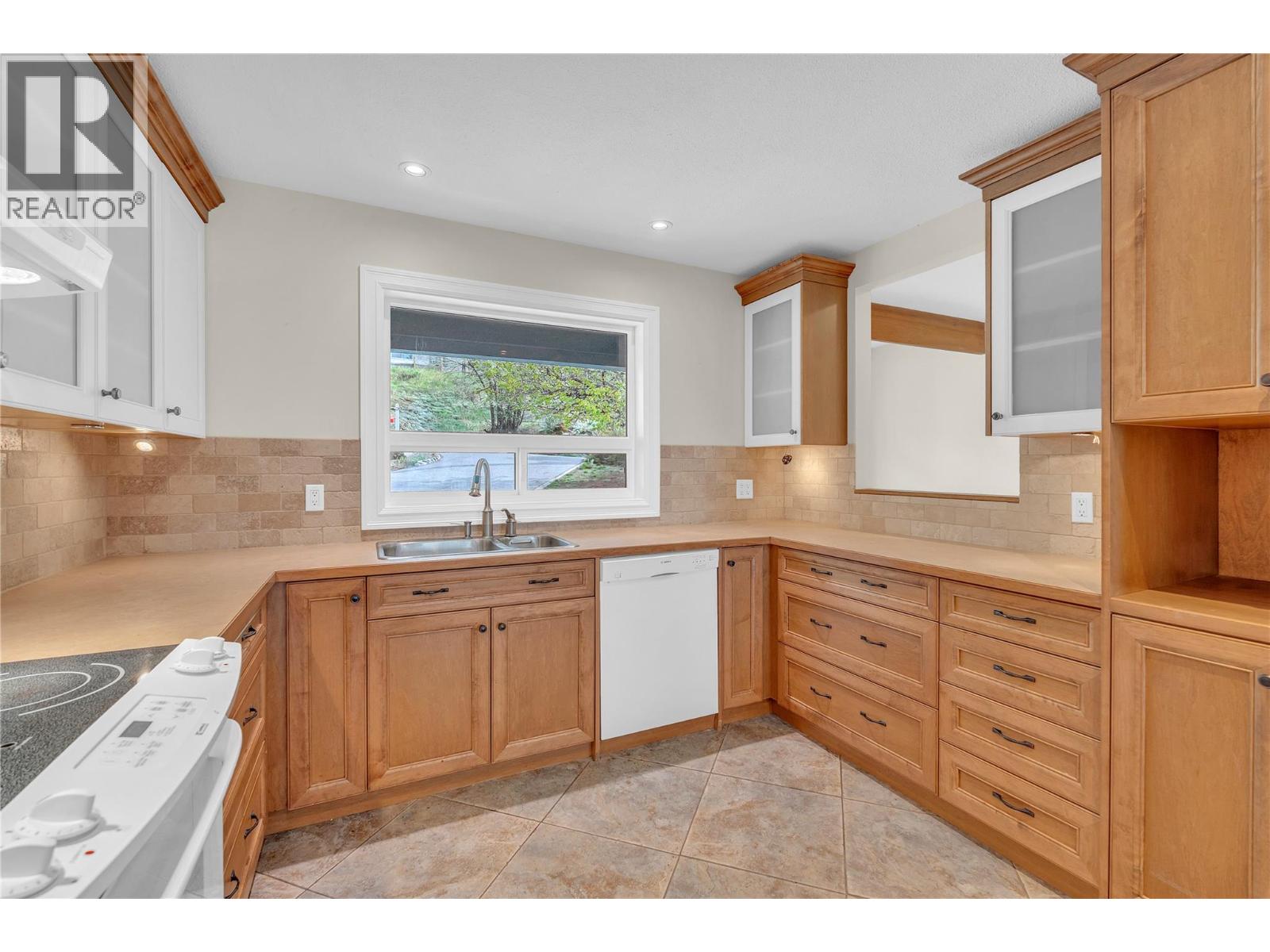 418 Panorama Crescent