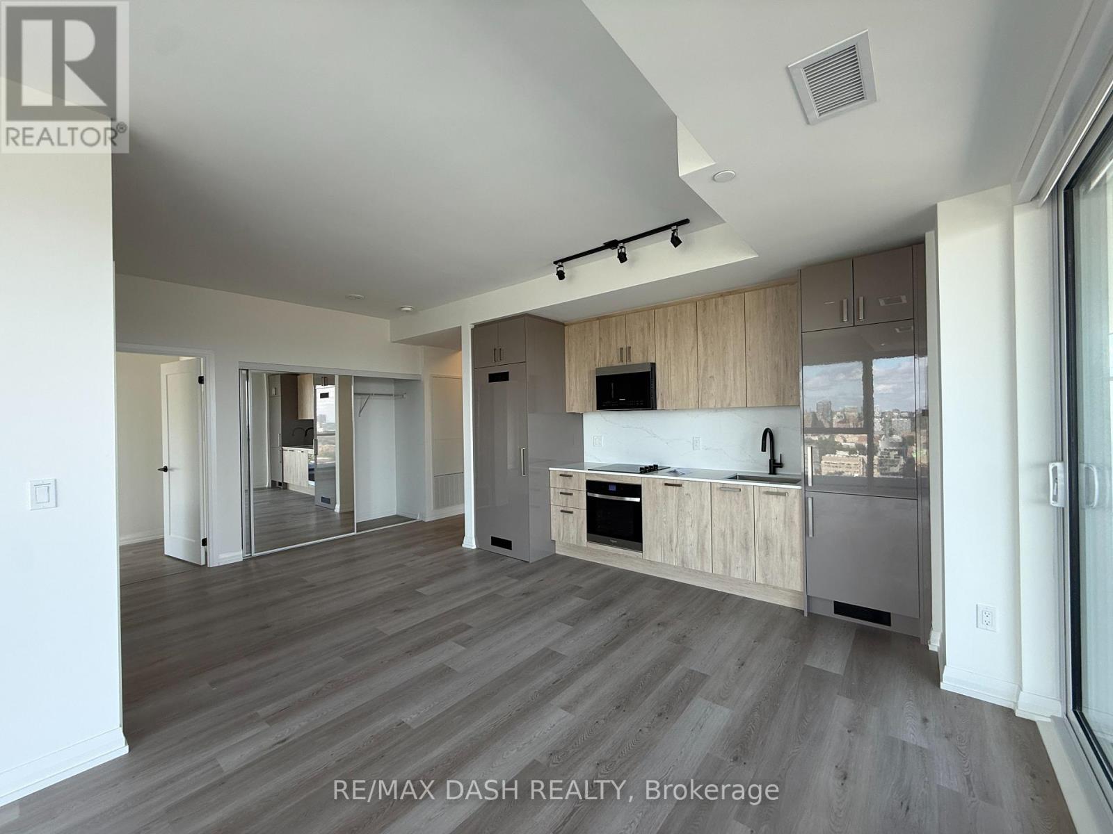 LP10 - 280 DUNDAS STREET W
