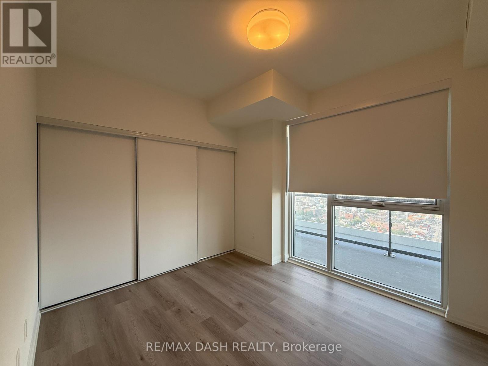 LP10 - 280 DUNDAS STREET W