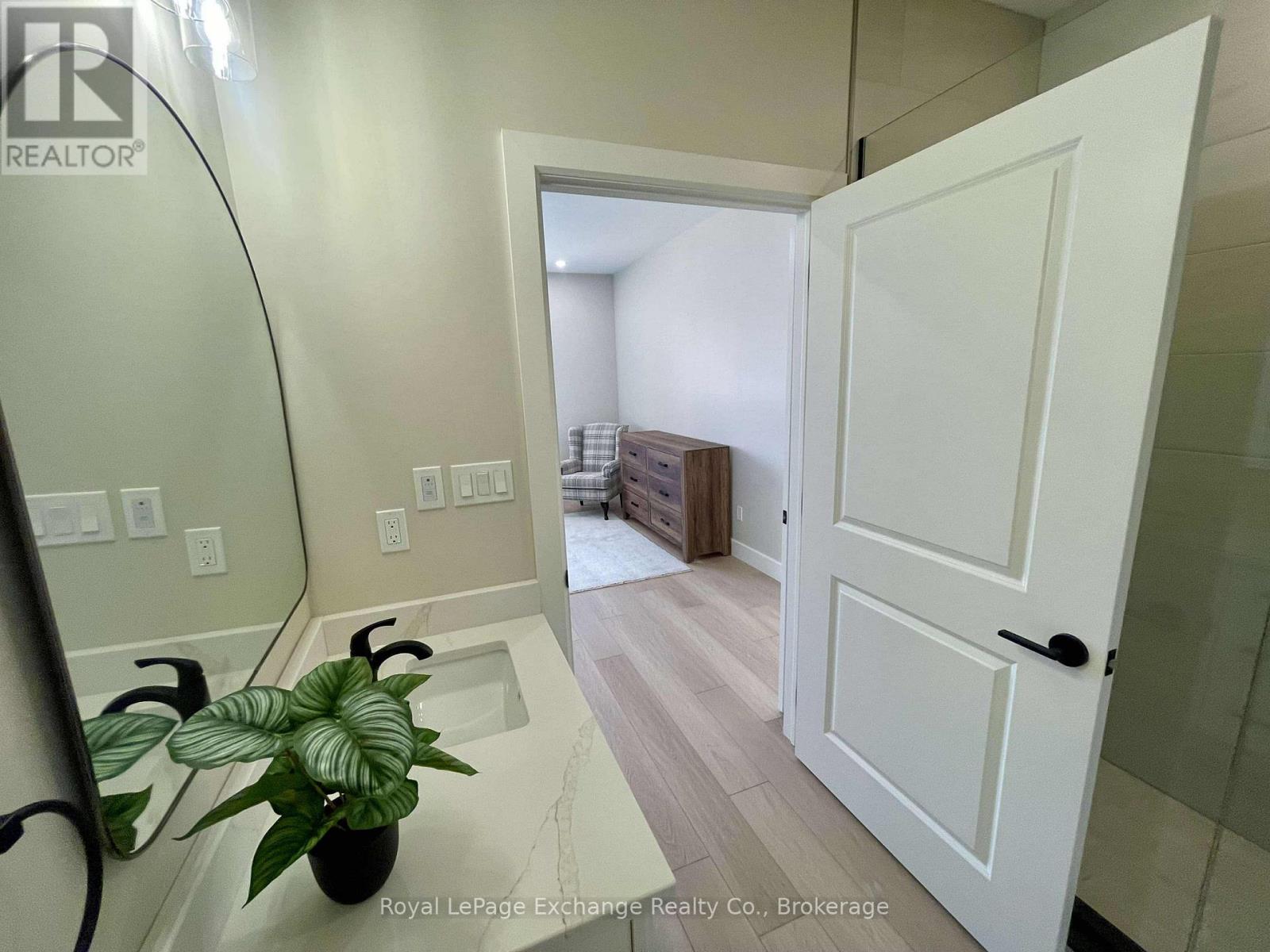 12 MERCEDES CRESCENT N