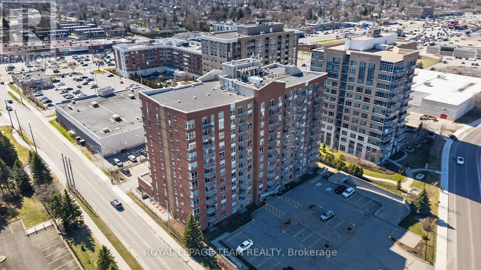 811 - 120 GRANT CARMAN DRIVE