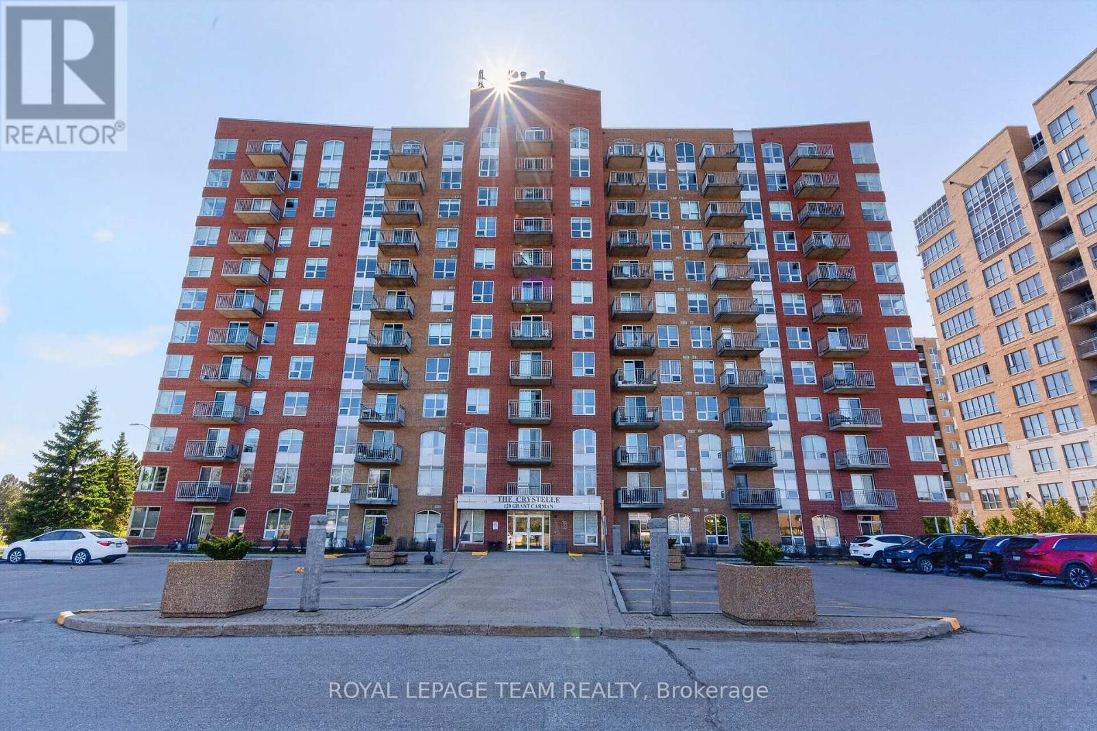 811 - 120 GRANT CARMAN DRIVE