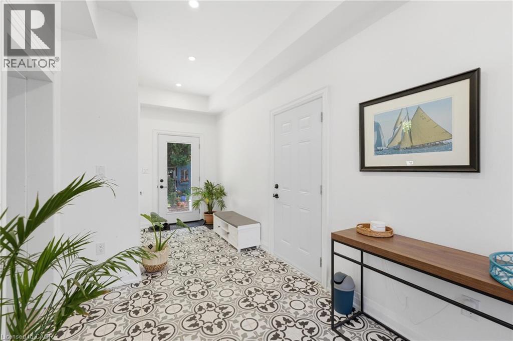 82 CUMMING Court Unit# UPPER
