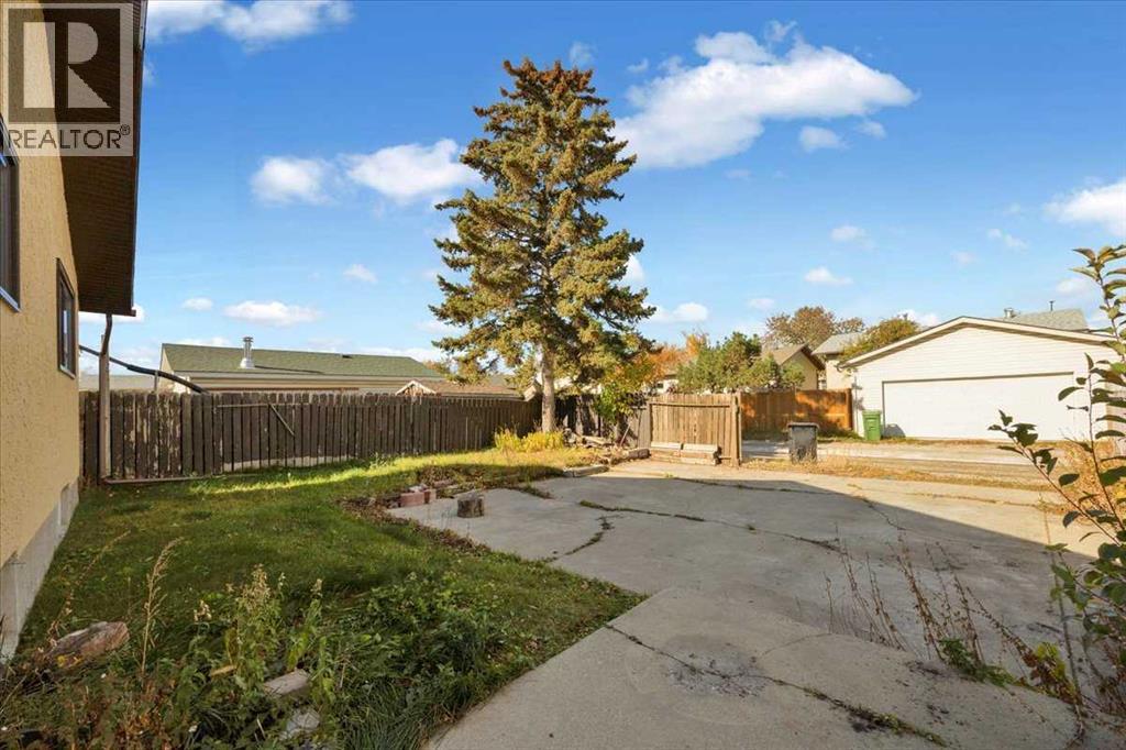 32 Whitman Crescent NE