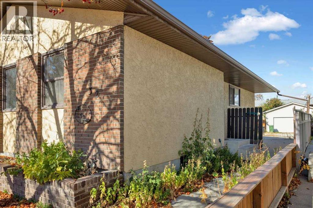 32 Whitman Crescent NE