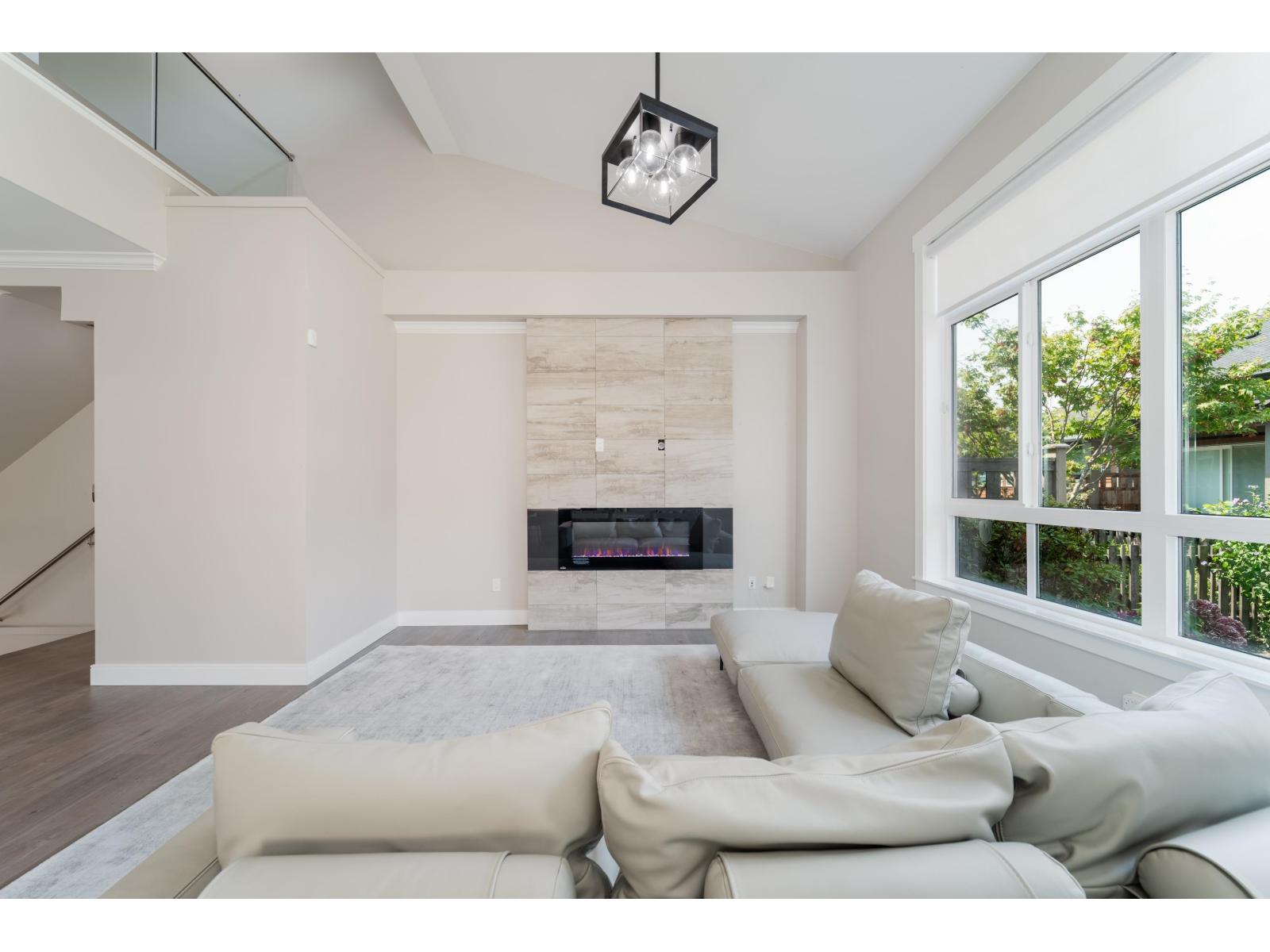 82 17033 FRASER HIGHWAY