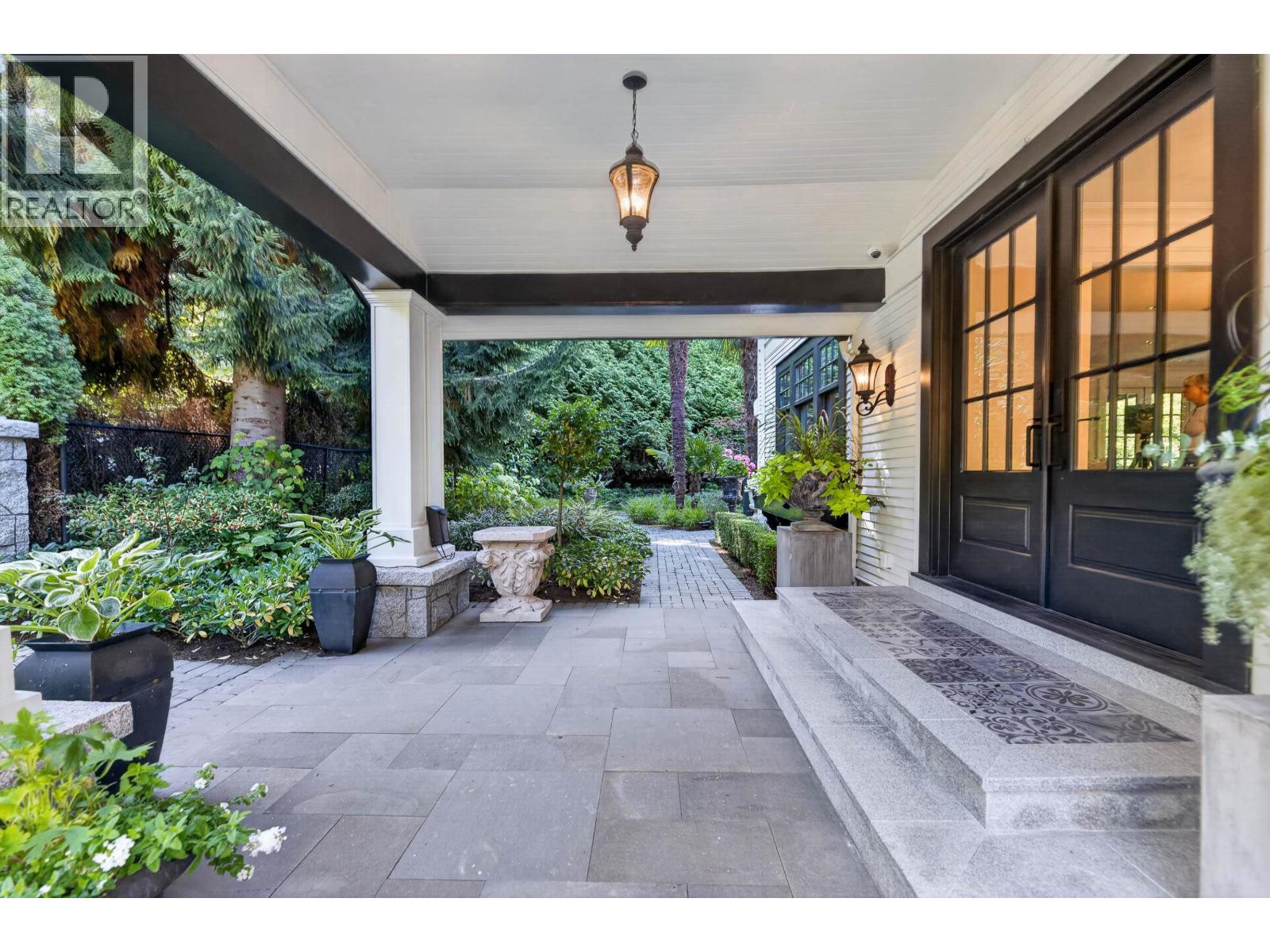 3389 PINE CRESCENT