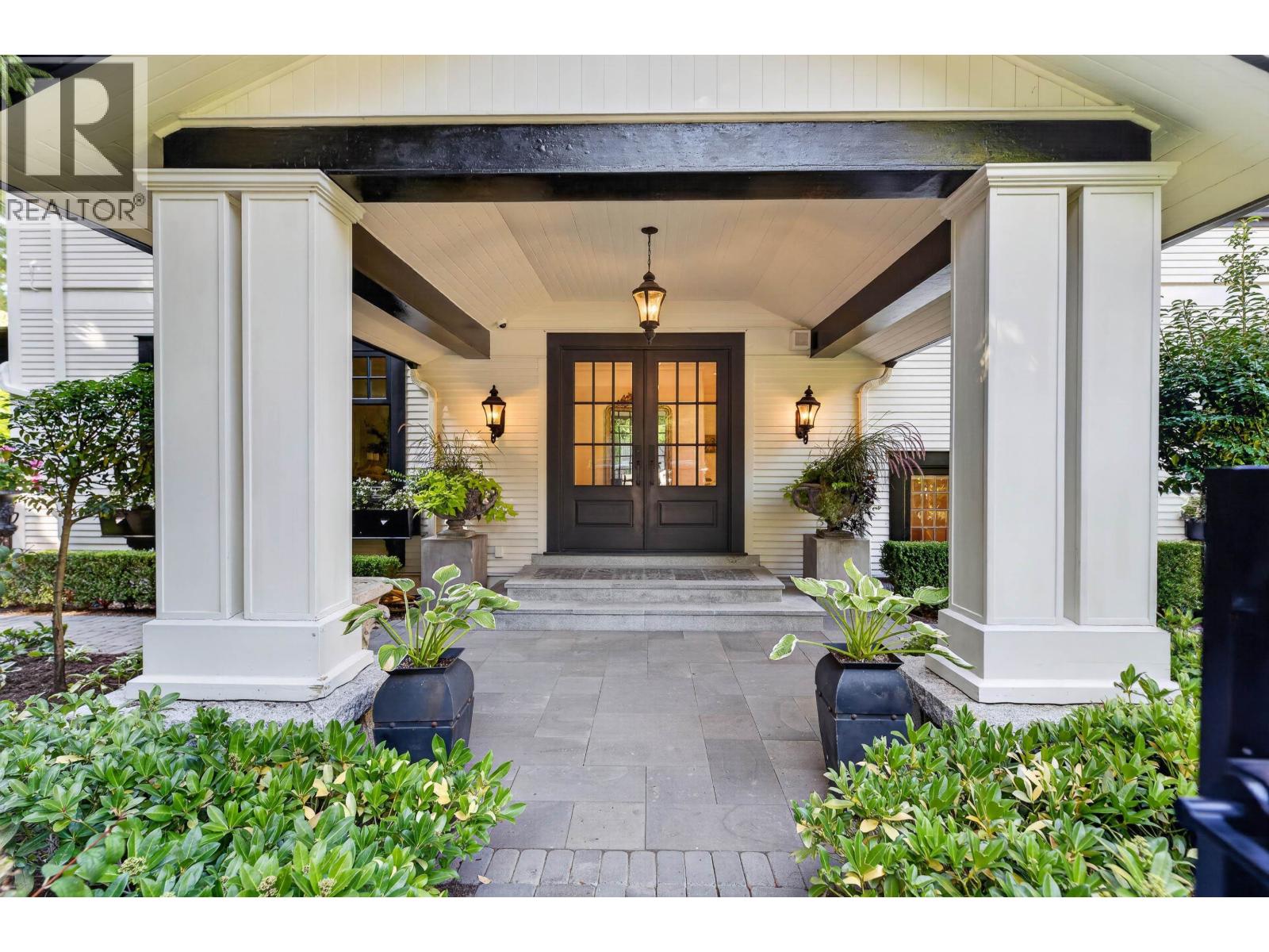 3389 PINE CRESCENT