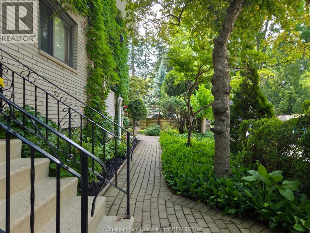 454 King STREET West