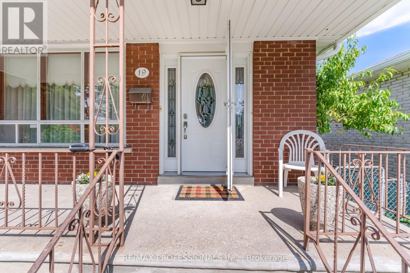 19 EARLDOWN DRIVE