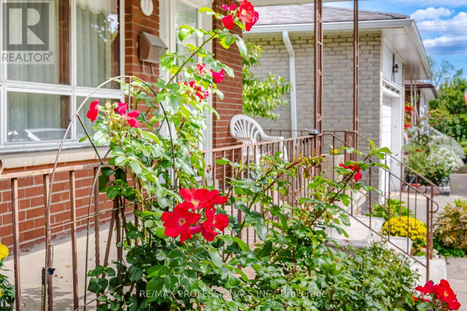 19 EARLDOWN DRIVE