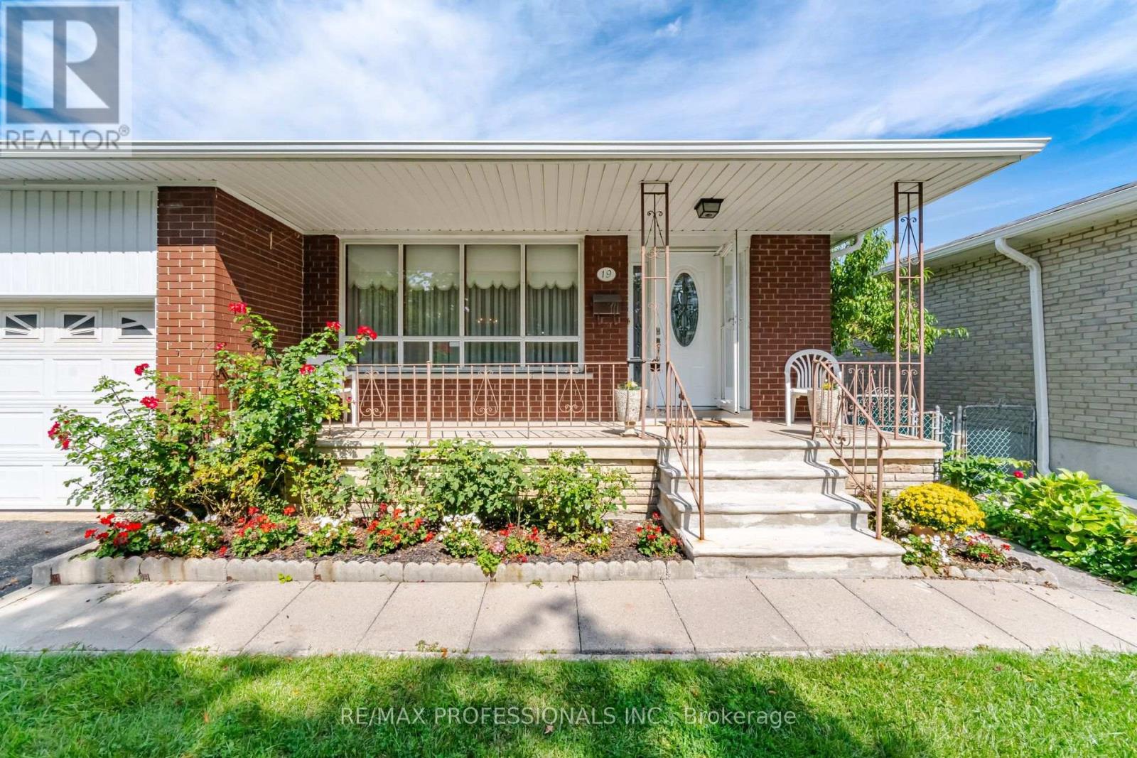 19 EARLDOWN DRIVE