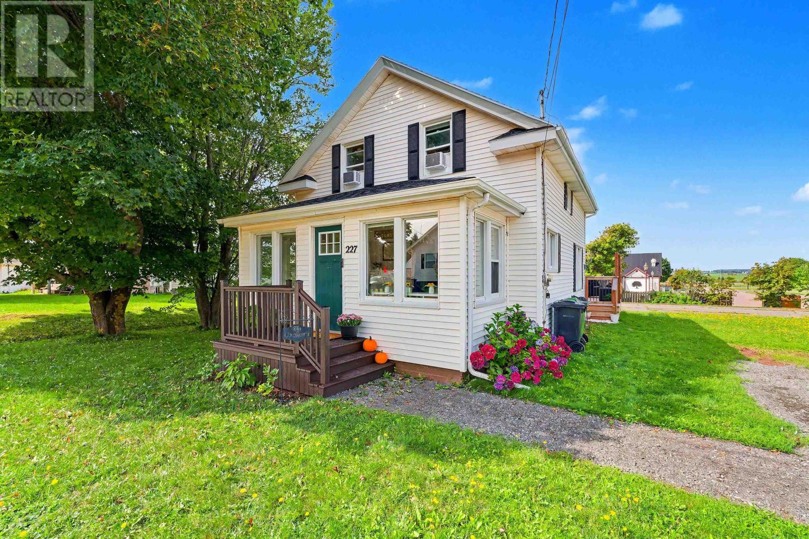 227 BORDEN Avenue - Photo 3