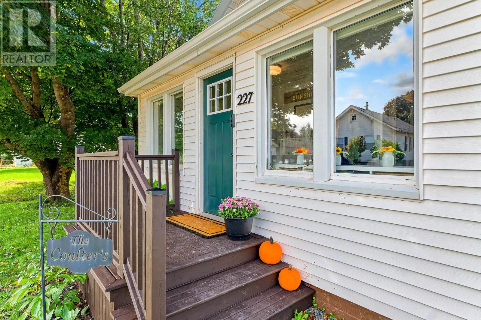 227 BORDEN Avenue - Photo 2