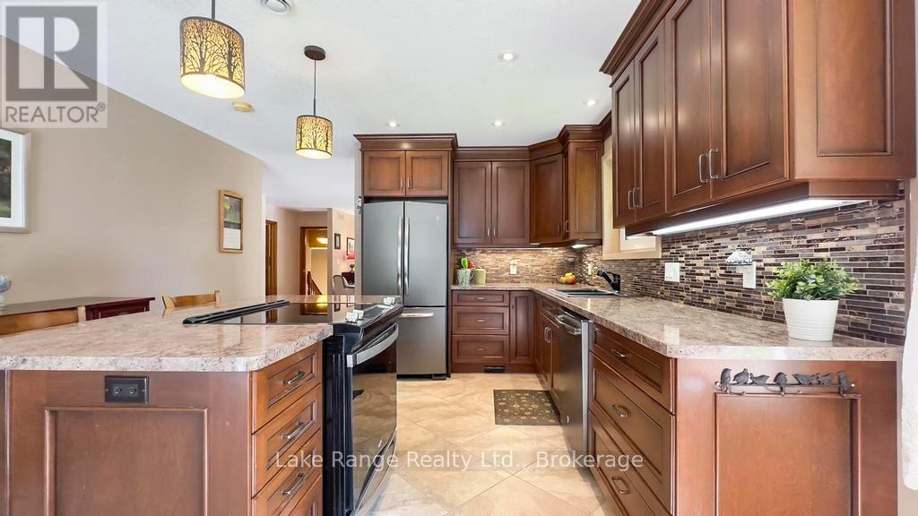201 SHADYWOOD CRESCENT