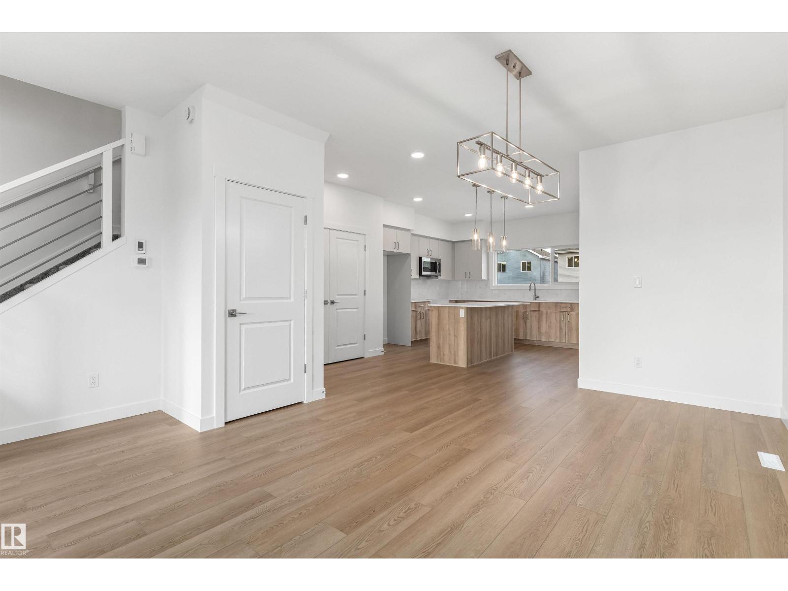 1012 14 AV NW