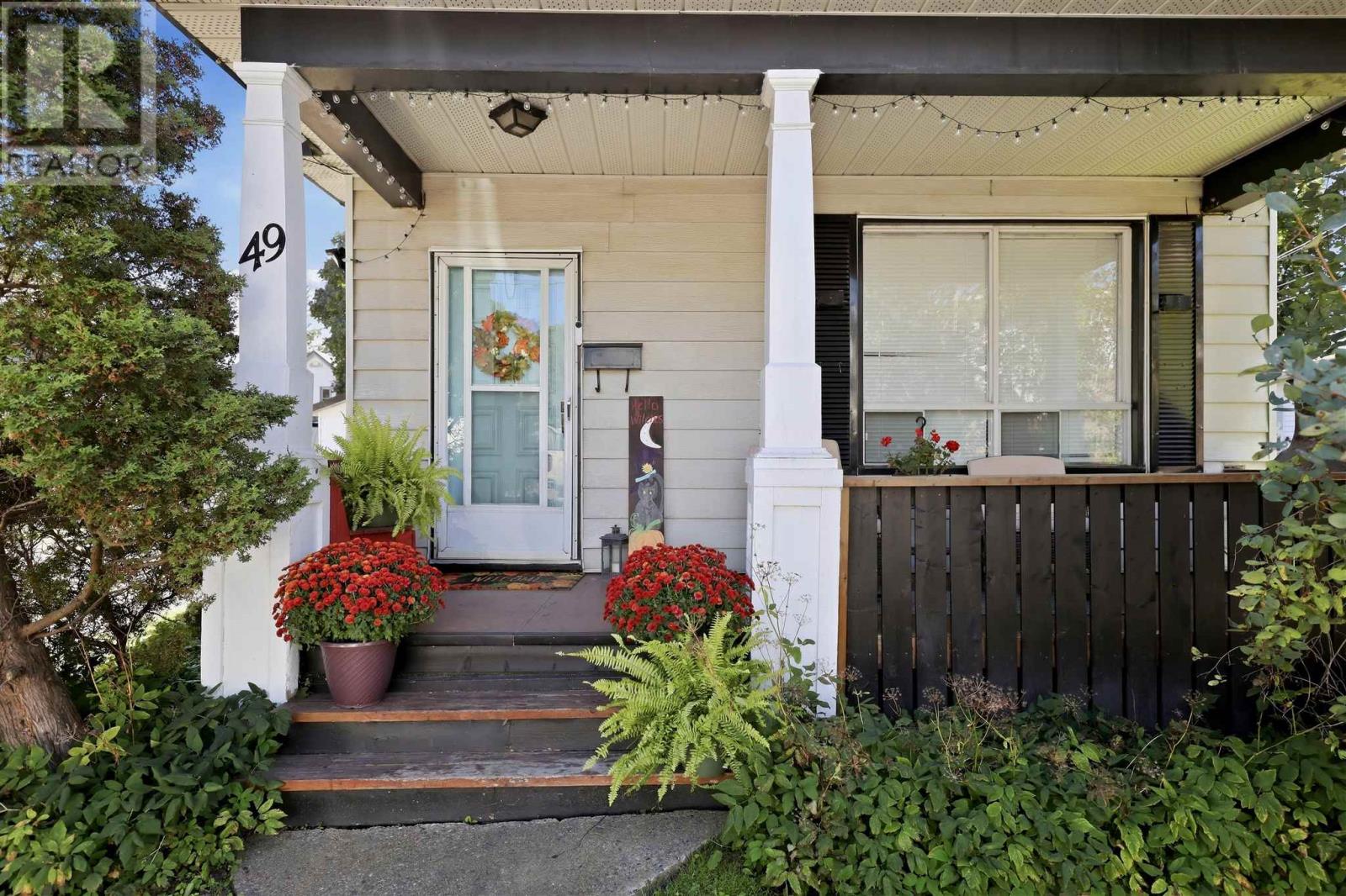 49 Hawthorne AVE - Photo 2