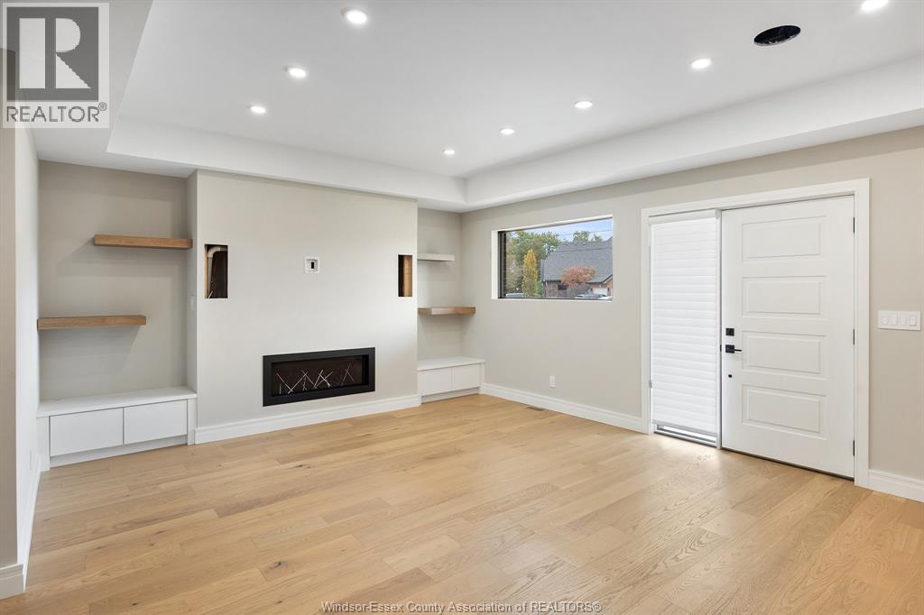 4015 ROSELAND DRIVE East
