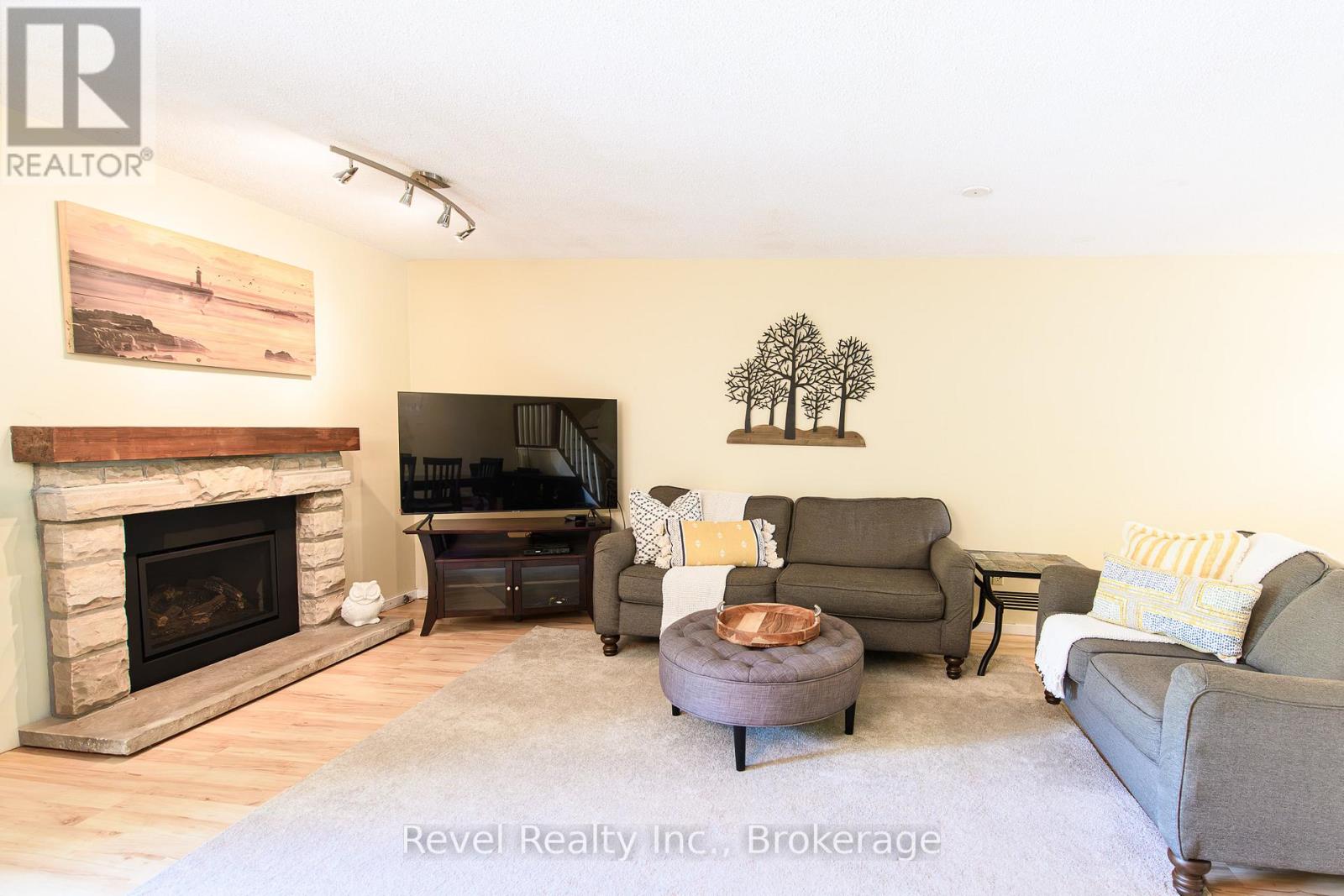 440 OXBOW CRESCENT W
