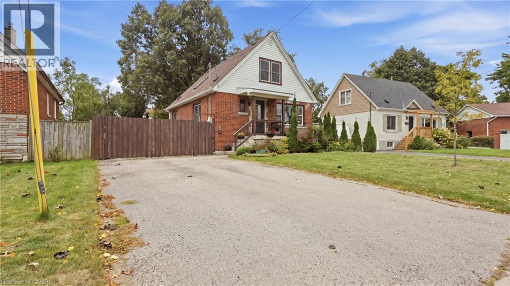 42 DELEVAN Crescent