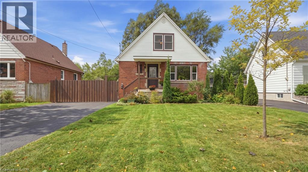 42 DELEVAN Crescent