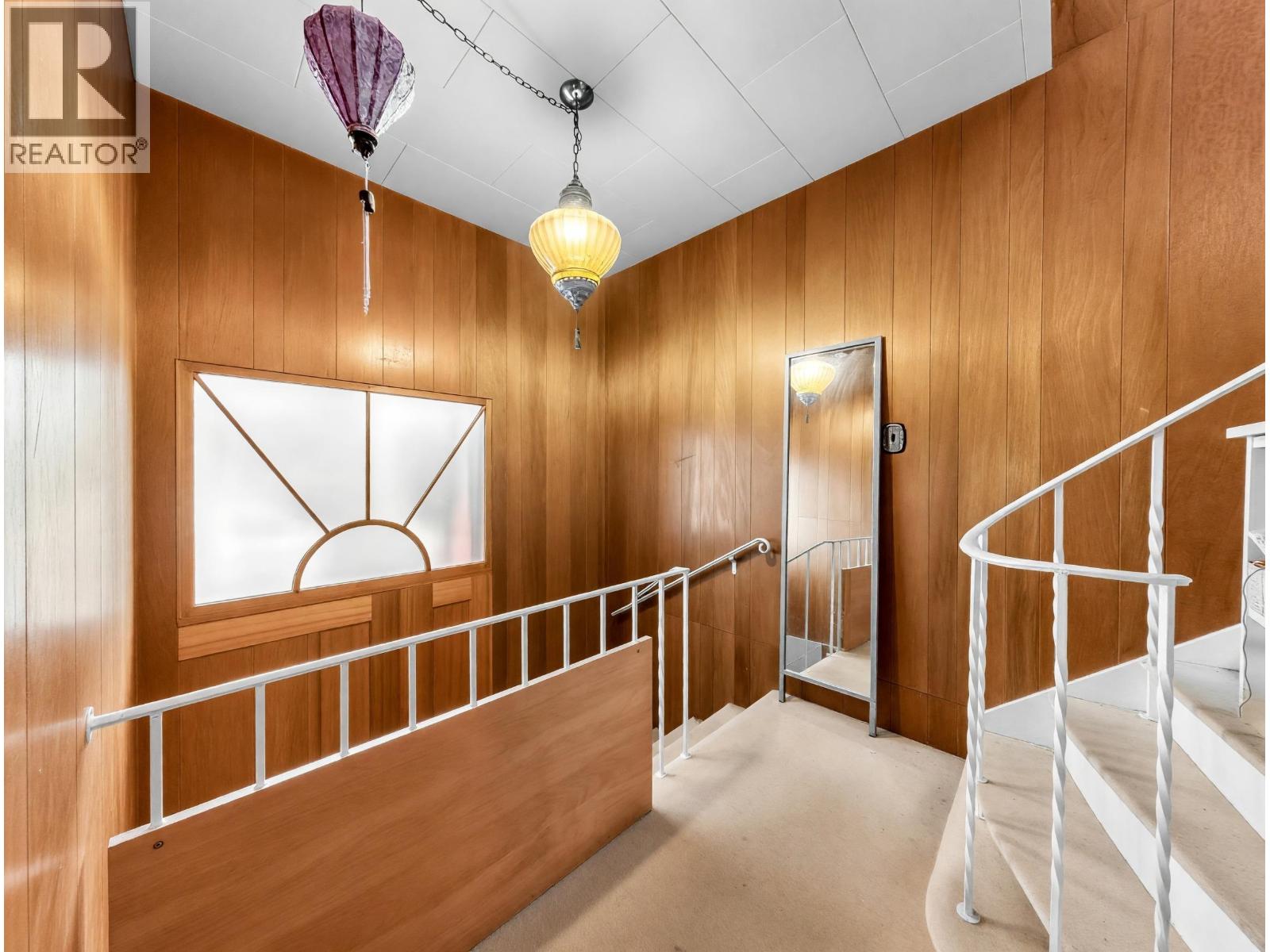 122 W 17TH AVENUE