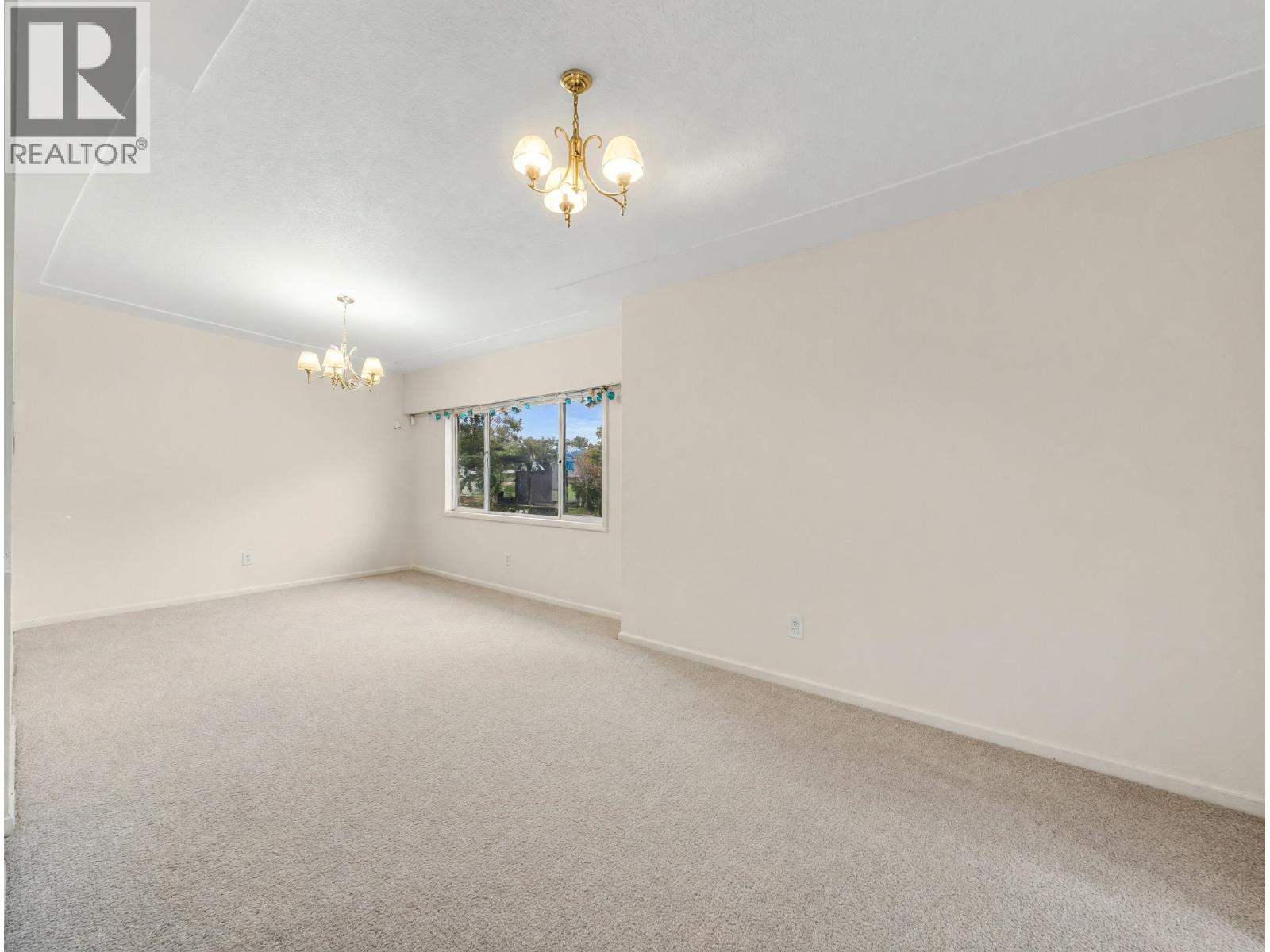 122 W 17TH AVENUE