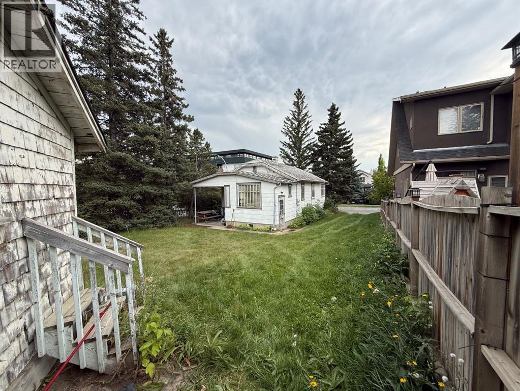 1902 33 Avenue SW