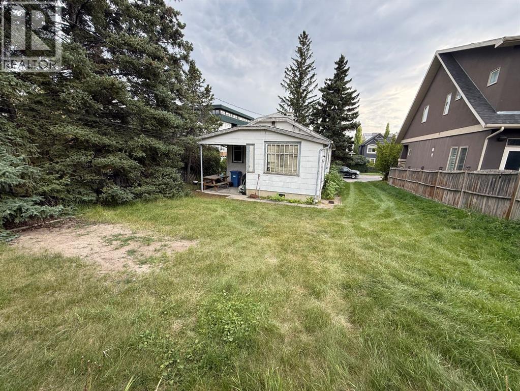 1902 33 Avenue SW