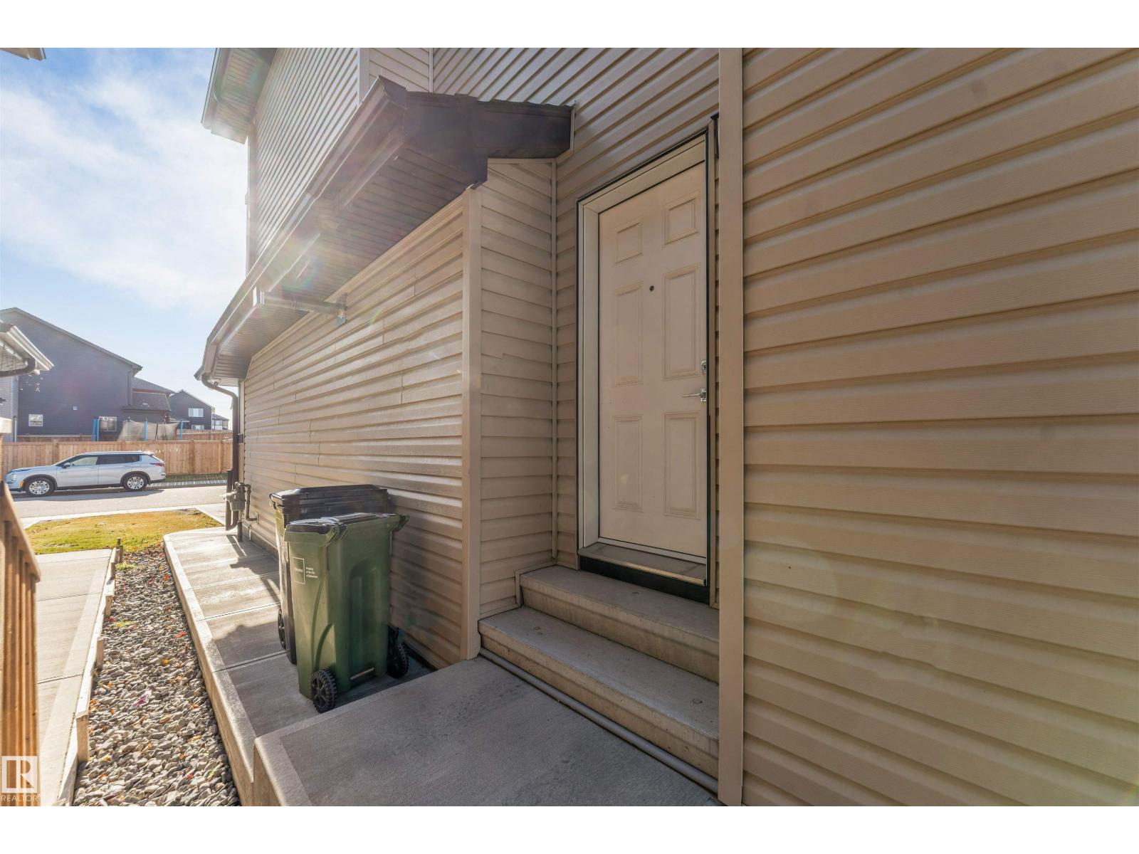 2512 13 AV NW